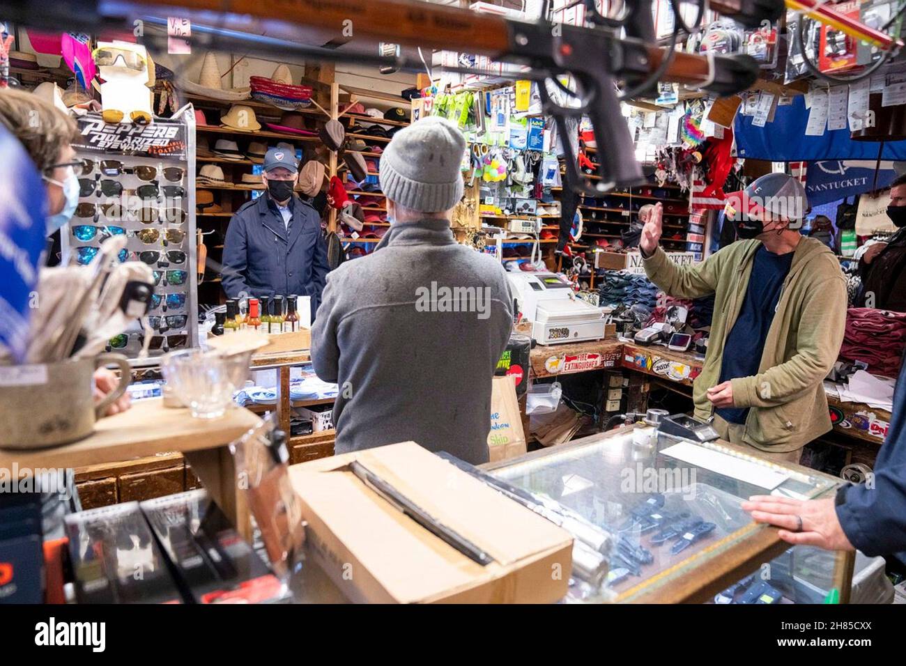 Nantucket, États-Unis d'Amérique.26 novembre 2021.Nantucket, États-Unis d'Amérique.26 novembre 2021.Joe Biden, président des États-Unis, centre, magasins à la boutique de cadeaux locale, le navire submergé, pendant la journée de vente du Vendredi fou le 26 novembre 2021 à Nantucket, Massachusetts.Biden passe la journée à visiter les magasins locaux et à assister à la cérémonie annuelle d'éclairage des arbres de Noël du village avec sa famille.Crédit : Adam Schultz/White House photo/Alay Live News Banque D'Images