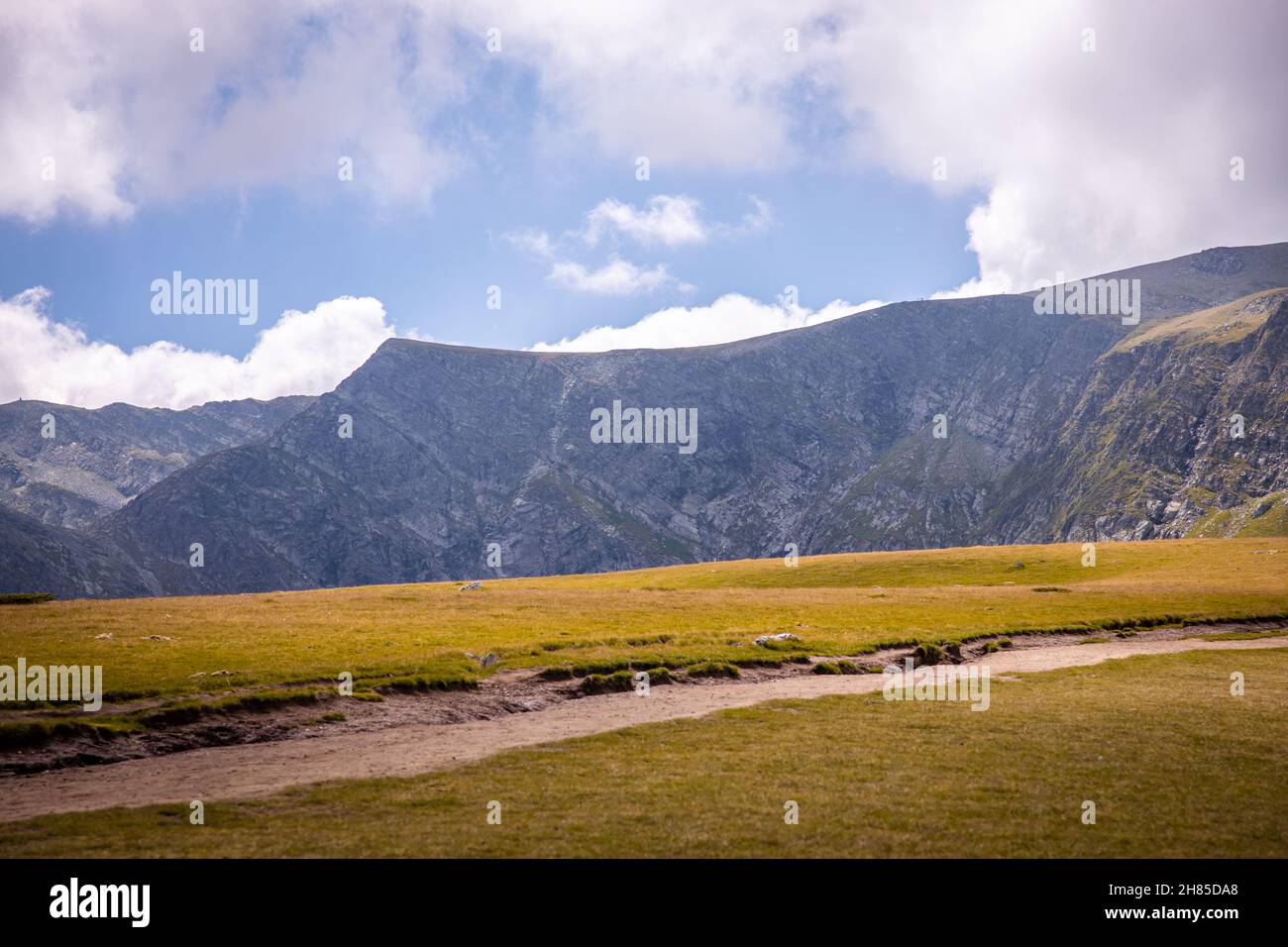 Paysage bulgare d'un sommet de montagne dans la montagne Rila.beau paysage de la nature.herbe verte et ciel bleu avec des nuages.Photo de haute qualité Banque D'Images