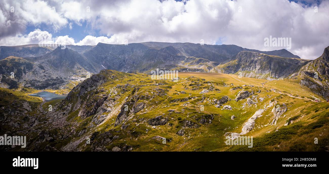 Paysage bulgare d'un sommet de montagne dans la montagne Rila.beau paysage de la nature.herbe verte et ciel bleu avec des nuages.Photo de haute qualité Banque D'Images