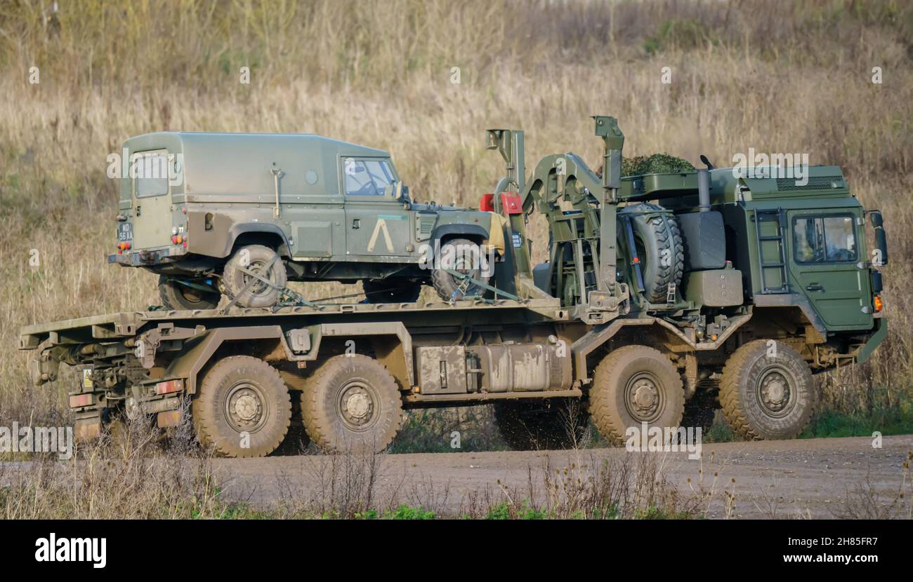 chargé avec un Land Rover Defender Wolf un MILITAIRE britannique SV 8x8 ...