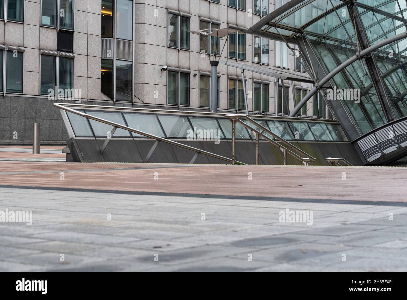 Ixelles, région de Bruxelles-capitale, Belgique - 11 19 2021: Entrée de la gare du Luxembourg sur l'esplanade du Parlement européen Banque D'Images