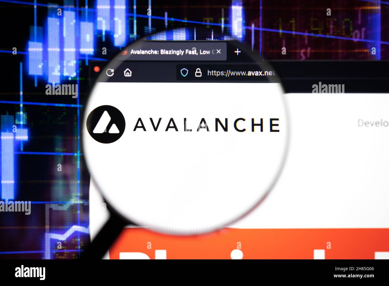 Logo de la société Avalanche sur un site Web, vu sur un écran d'ordinateur à travers une loupe. Banque D'Images