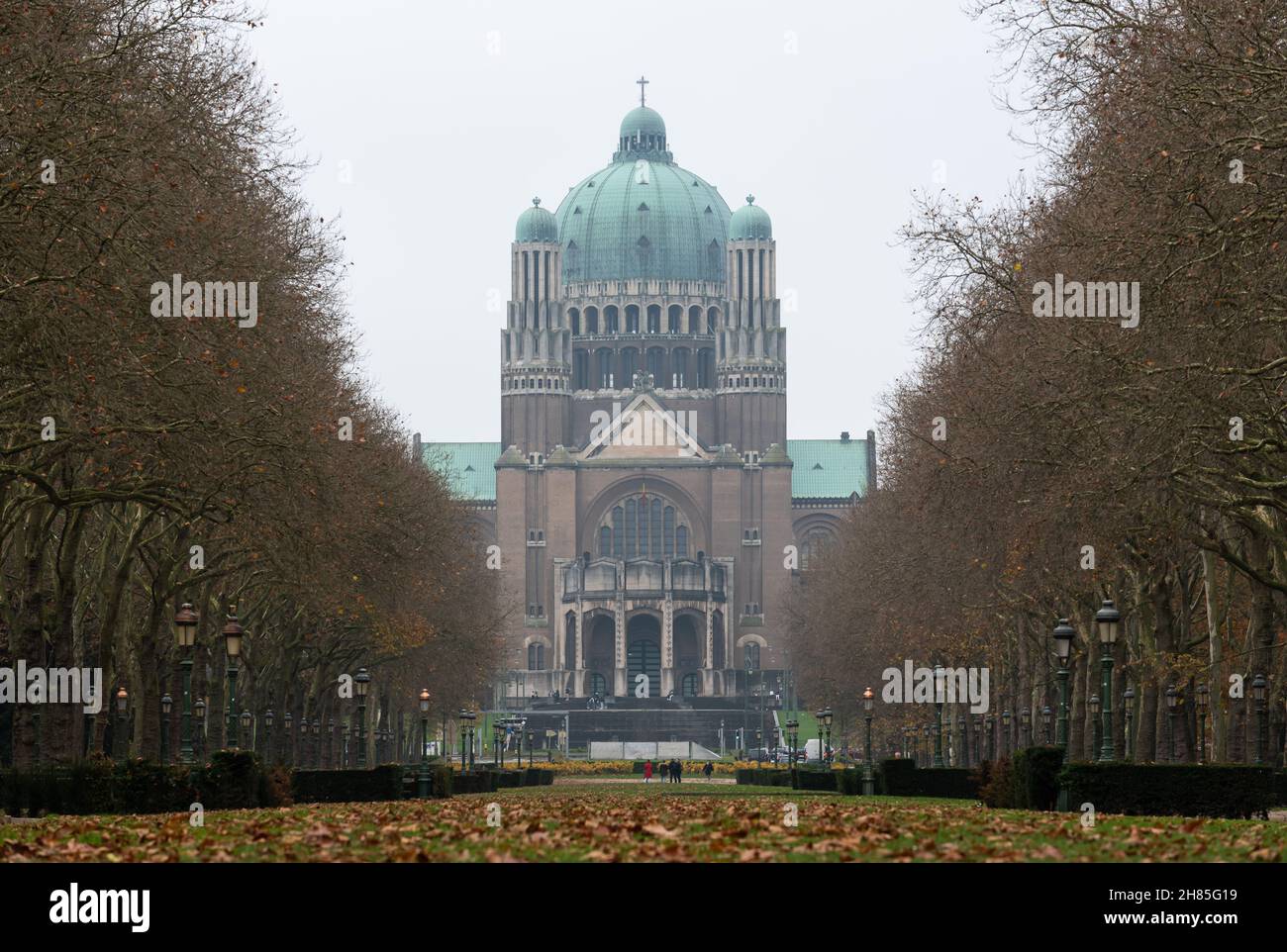 Koekelberg, région de Bruxelles-capitale, Belgique - 11 19 2021: Vue à angle bas de la basilique du Sacré-cœur et du parc Elisabeth en automne Banque D'Images