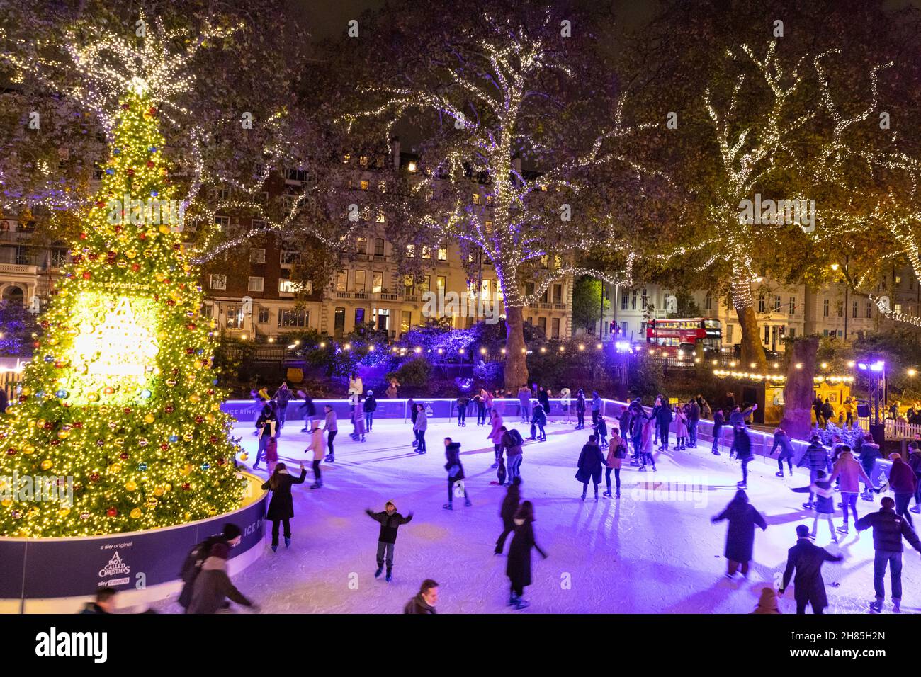 Londres, Royaume-Uni.27 novembre 2021.Les gens apprécient leur séance de skate sur la patinoire du Musée d'histoire naturelle.Ce sera la dernière saison de la patinoire.Après 16 ans d'existence de la populaire patinoire chaque hiver, le Musée transformerait les jardins en une plaque tournante pour la faune urbaine, dans le cadre d'une campagne nationale visant à encourager les gens à aider la nature sur leurs marches.Credit: Imagetraceur/Alamy Live News Banque D'Images