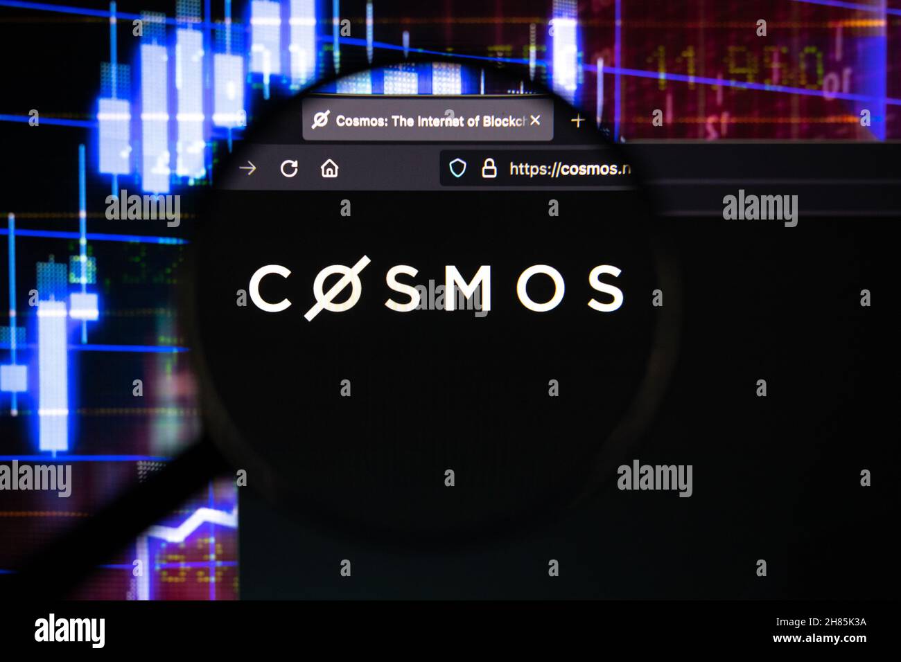 Logo de la société COSMOS sur un site Web, vu sur un écran d'ordinateur par une loupe. Banque D'Images