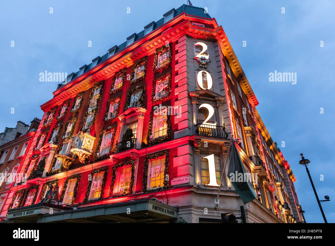 Londres, Royaume-Uni.27 novembre 2021.Les lumières et décorations de Noël au Fortnum & Mason sur Piccadilly.Les illuminations festives ont été activées dans de nombreux magasins, grands magasins et attractions pour la période de Noël.Credit: Imagetraceur/Alamy Live News Banque D'Images