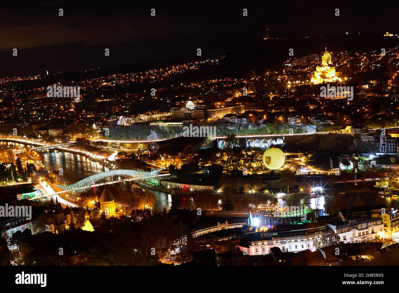 Vue de nuit sur la vieille ville de Tbilissi. Tiflis est la plus grande ville de Géorgie, située sur les rives de la rivière Mtkvari Banque D'Images