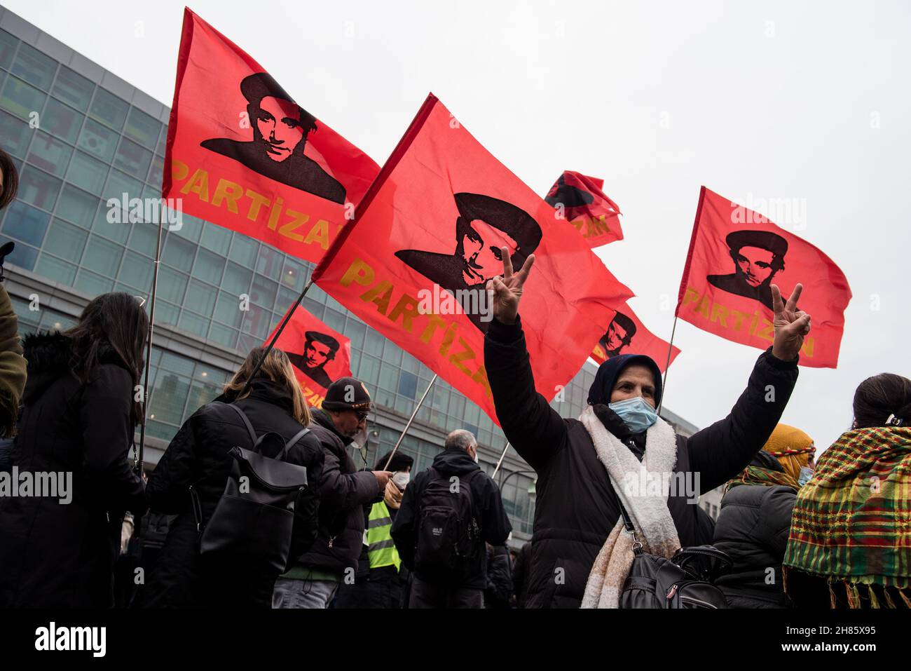 Berlin, Allemagne.27 novembre 2021.Protestation contre l'interdiction du parti des travailleurs du Kurdistan (PKK), qui a été interdit en Allemagne depuis 1993.En mars 2017, l'Allemagne a également interdit les drapeaux du PKK et de ses affiliés, y compris le YPG (unités de protection du peuple).Le PKK dispose d'une solide base de soutien à travers toute l'Europe, dont des milliers de partisans en Allemagne.(Image de crédit : © Jakub Podkowiak/PRESSCOV via ZUMA Press Wire) Banque D'Images