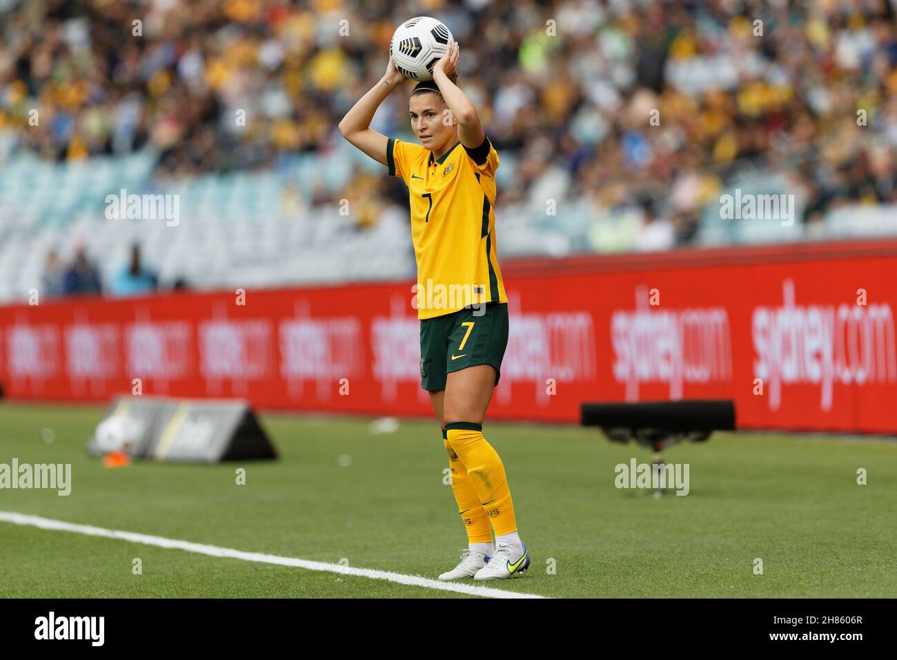 Steph Catley de la Matilda décider où lancer le ballon pendant le match une des séries internationales amicales entre l'Australie Matilda et l'équipe nationale des femmes des États-Unis d'Amérique à Stadium Australia le 27 novembre 2021 à Sydney, en Australie. Banque D'Images