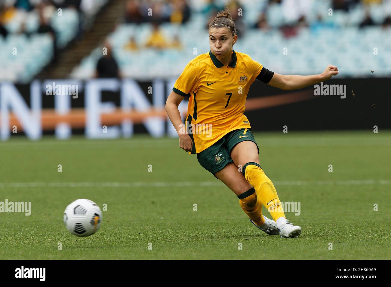 Steph Catley des Matilda qui contrôle le ballon pendant le match une des séries internationales amicales entre l'Australie Matilda et l'équipe nationale des femmes des États-Unis d'Amérique au stade Australia le 27 novembre 2021 à Sydney, en Australie. Banque D'Images