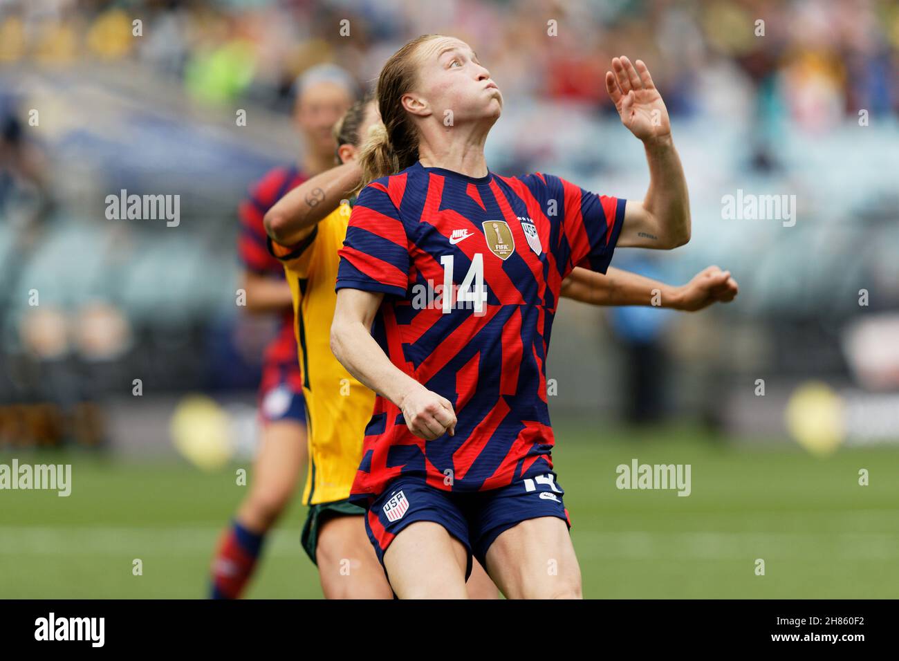 Emily Sonnet des États-Unis garder un œil sur le ballon pendant le match une des séries amicales internationales entre l'Australie Matilda et l'équipe nationale des femmes des États-Unis d'Amérique au stade Australie le 27 novembre 2021 à Sydney, en Australie. Banque D'Images