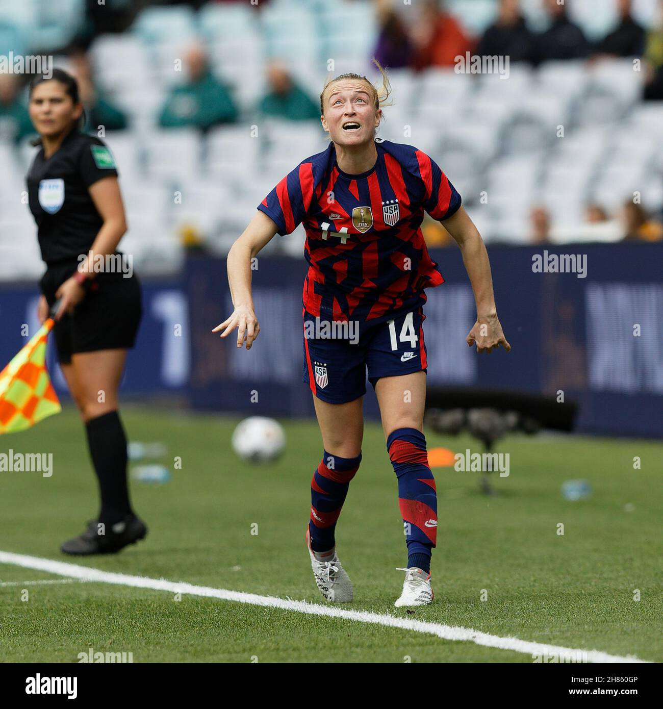 Emily Sonnet des États-Unis lance le ballon pendant le match une des séries internationales amicales entre l'Australie Matilda et l'équipe nationale des femmes des États-Unis d'Amérique à Stadium Australia le 27 novembre 2021 à Sydney, en Australie. Banque D'Images