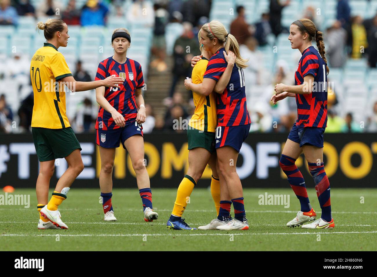 Lindsey Horan de l'État des États-Unis Hugs Ellie Carpenter des Matildas après le match une des séries amicales internationales entre l'Australie Matildas et les États-Unis d'Amérique Women's National Team au stade Australie le 27 novembre 2021 à Sydney, en Australie. Banque D'Images