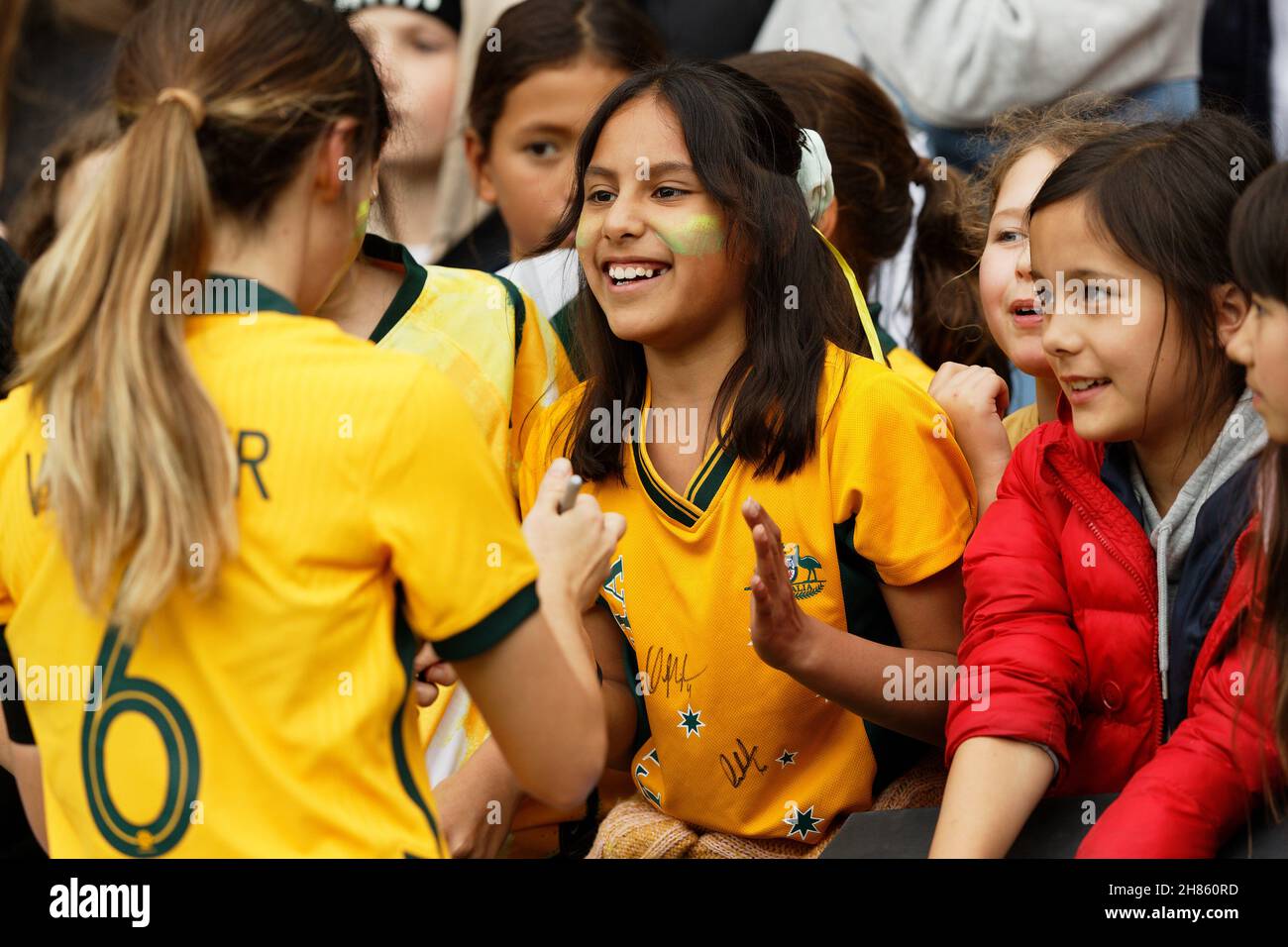 Clare Wheeler signe des autographes avec des fans après le match l'une des séries internationales amicales entre l'équipe nationale des femmes de l'Australie Matilda et des États-Unis d'Amérique au Stadium Australia le 27 novembre 2021 à Sydney, en Australie. Banque D'Images