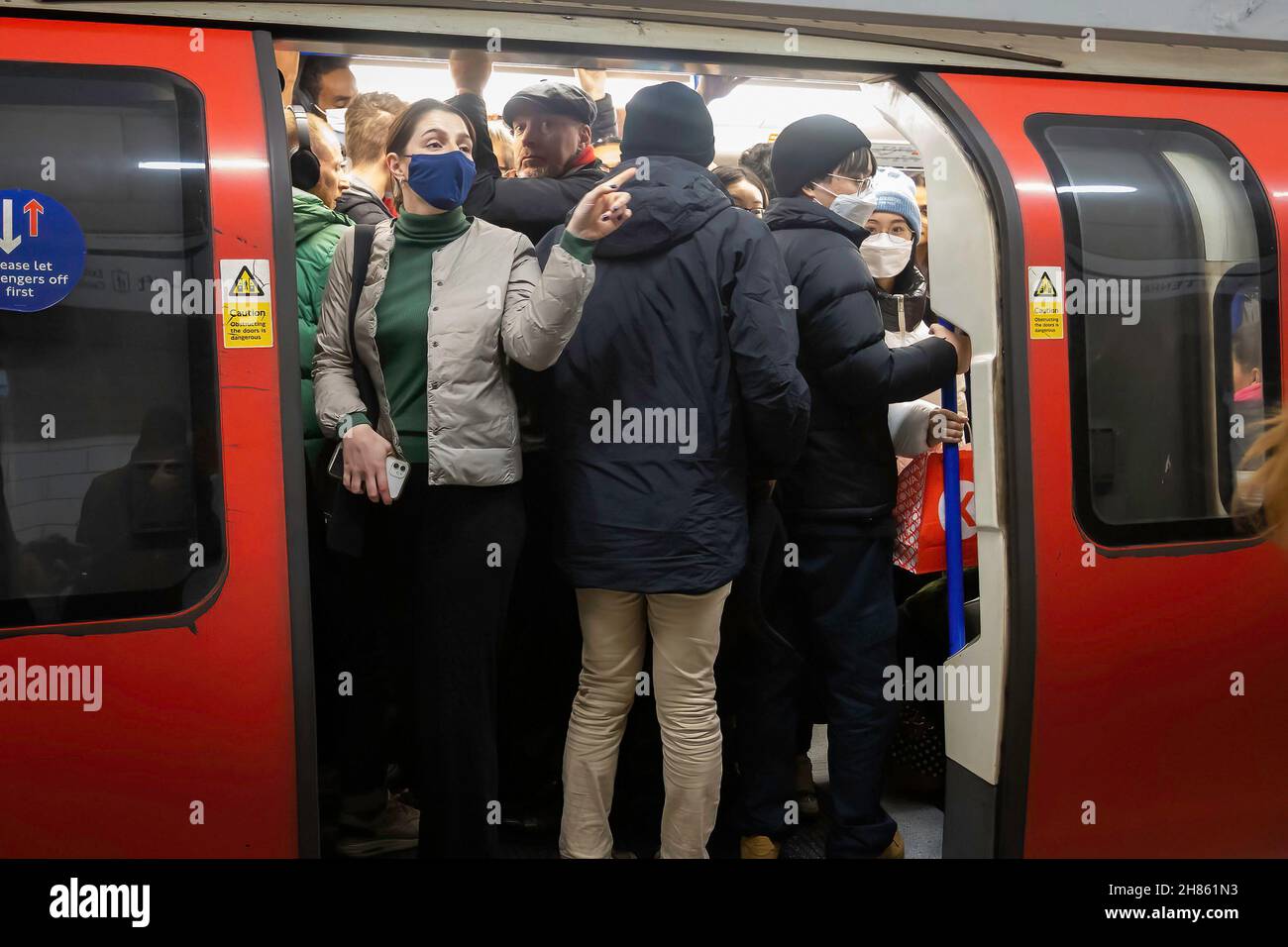 Londres, Royaume-Uni.26 novembre 2021.Les navetteurs sont vus sur un train bondé à la gare de Waterloo au milieu des grèves de métro.Les navetteurs ont été frappés par de graves retards dans le réseau souterrain de Londres en raison d'une série de grèves causées par des conducteurs qui se sont promenés au-dessus d'un différend relatif à leurs rotas.(Credit image: © Tejas Sandhu/SOPA Images via ZUMA Press Wire) Banque D'Images