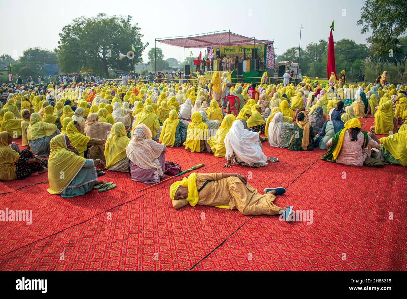 New Delhi, Delhi, Inde.27 novembre 2021.Les agriculteurs se réunissent pour marquer le premier anniversaire de leur protestation contre les lois agricoles controversées à la périphérie de la capitale Delhi, à Pakora Chowk près de la frontière de Tikri.(Credit image: © Mohsin Javed/Pacific Press via ZUMA Press Wire) Banque D'Images