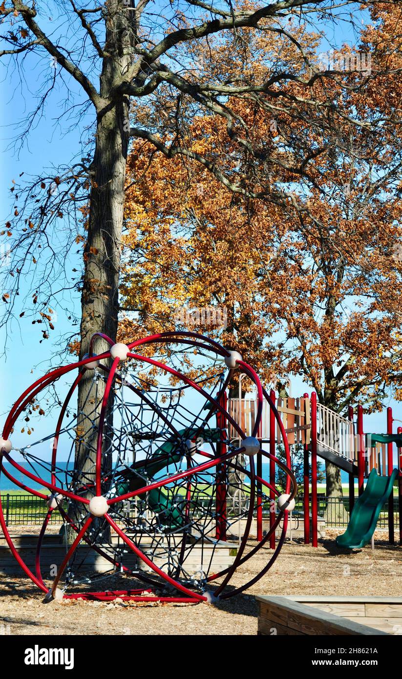 L'école a commencé, terrain de jeu vide à Lakewood Park novembre 2021 Banque D'Images