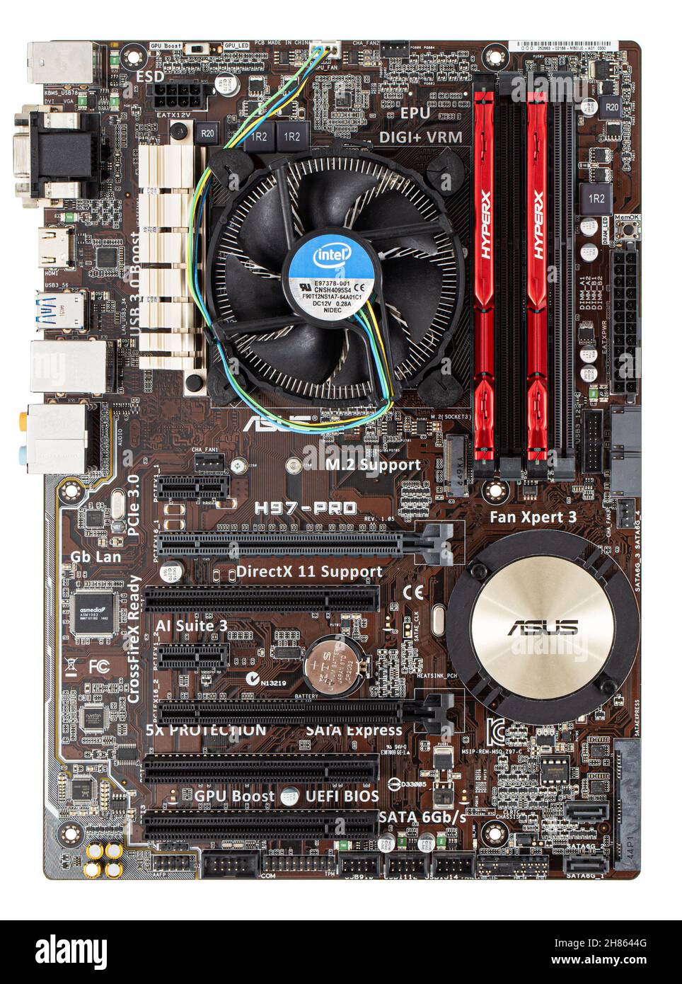 Сomputer carte mère Asus H97-PRO lga 1150, avec un ventilateur central du processeur et des supports RAM, isolés sur fond blanc Banque D'Images