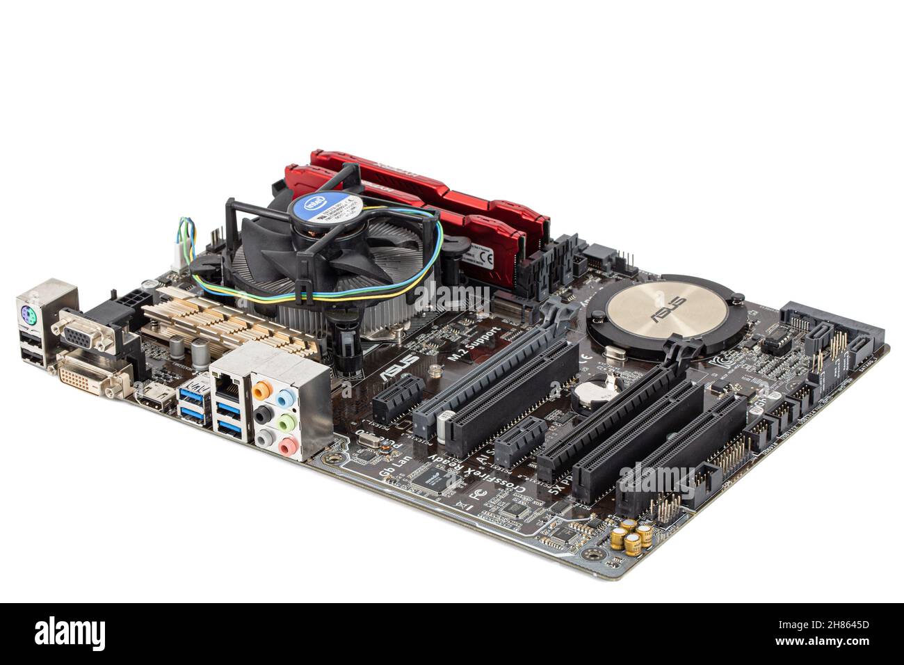 Сomputer carte mère Asus H97-PRO lga 1150, avec un ventilateur central du processeur et des supports RAM, isolés sur fond blanc Banque D'Images