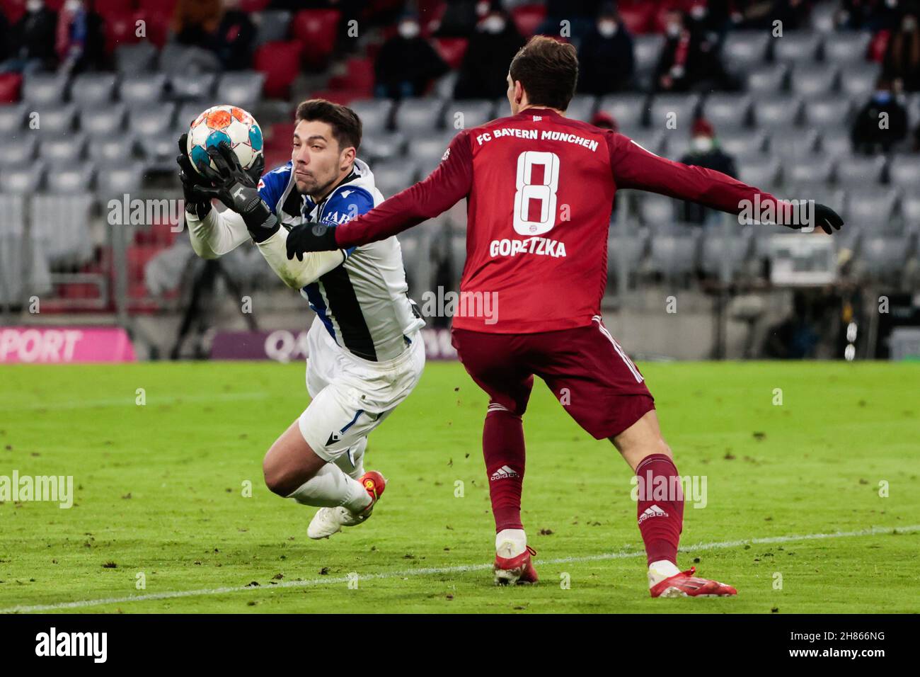 Munich, Allemagne.27 novembre 2021.Le gardien de but Stefan Ortega (L) de Bielefeld fait une économie lors d'un match allemand de Bundesliga entre le Bayern Munich et Arminia Bielefeld à Munich, en Allemagne, le 27 novembre 2021.Credit: Philippe Ruiz/Xinhua/Alay Live News Banque D'Images