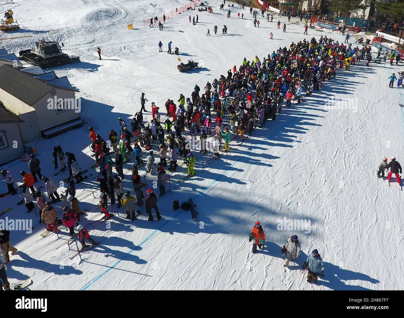 28 novembre 2021.Station de ski animée par les skieurs et les snowboardeurs  attendent pour monter sur les remontées mécaniques d'une station de ski de  Yongpyong, à environ 150 kilomètres à l'est de