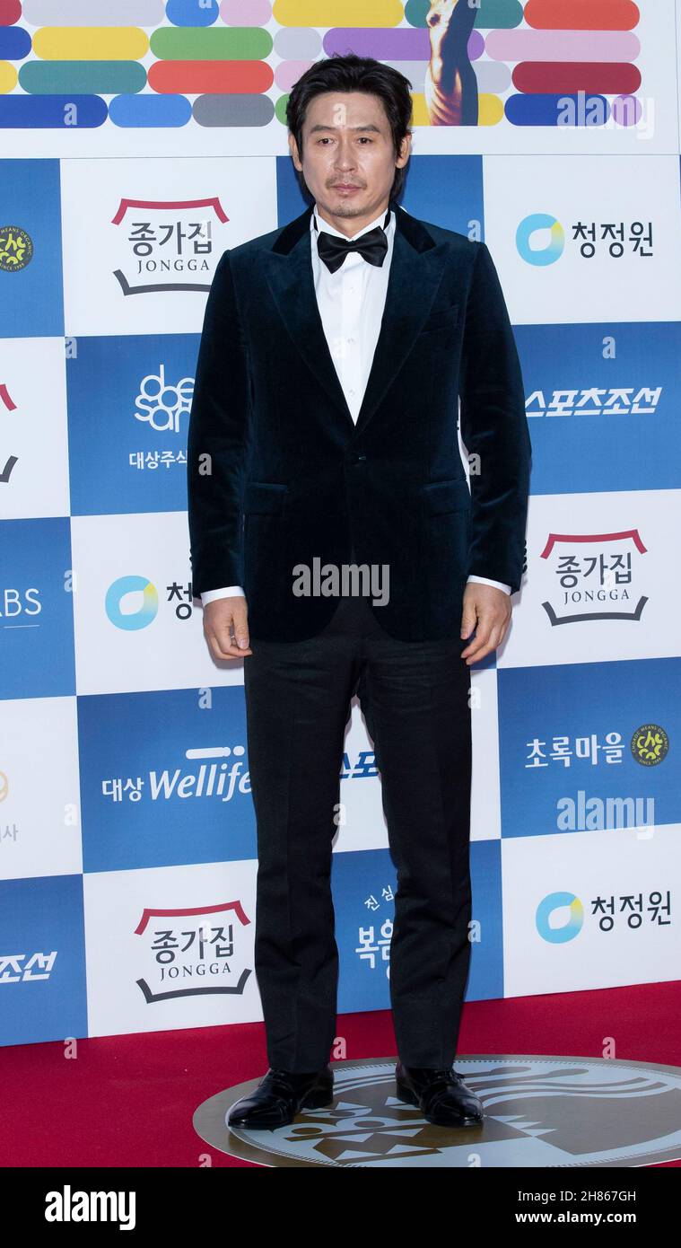 26 novembre 2021 - Séoul, Corée du Sud : l'acteur sud-coréen sol Kyung-gu est arrivé tapis rouge pour les 42e Blue Dragon film Awards au KBS Hall de Séoul, Corée du Sud, le 26 novembre 2021.(Photo de: Lee Young-ho/Sipa USA) Banque D'Images