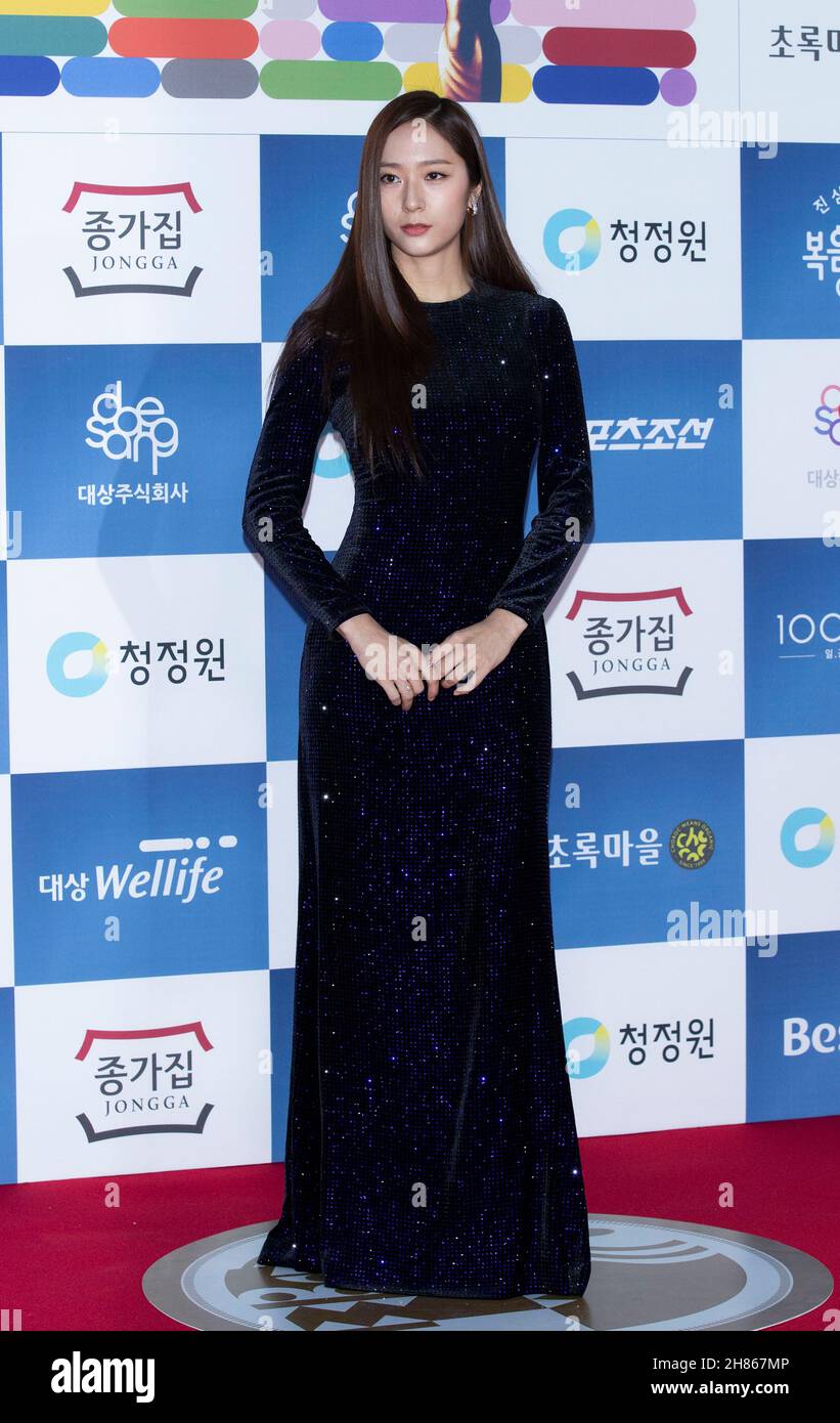 Séoul, Corée du Sud.26 novembre 2021.L'actrice et chanteuse sud-coréenne Chrystal Soo Jung (nom de scène Chrystal), ancien membre du groupe de filles K-Pop F(x), arrive le tapis rouge pour les 42e Blue Dragon film Awards au KBS Hall de Séoul, en Corée du Sud, le 26 novembre 2021.(Photo par: Lee Young-ho/Sipa USA) crédit: SIPA USA/Alay Live News Banque D'Images