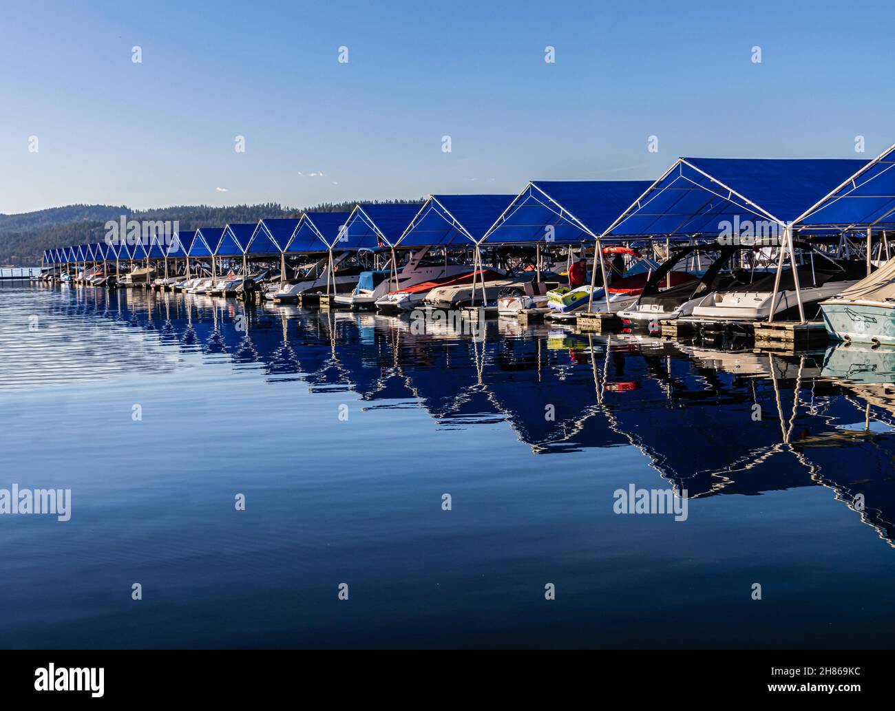 Blue Boat glisse à Marina sur le lac coeur d'Alene, coeur d'Alene, Idaho, Etats-Unis Banque D'Images