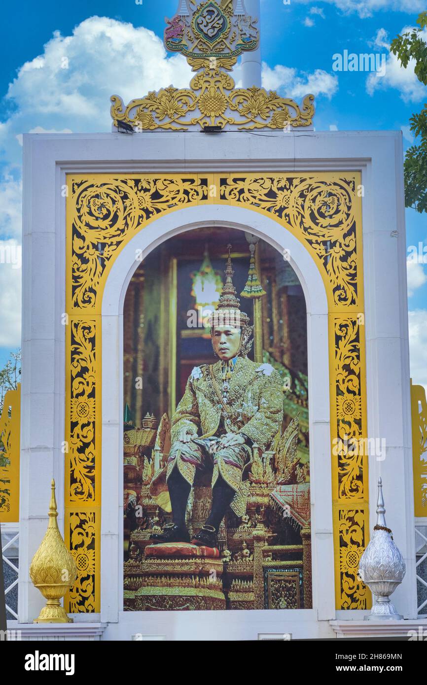 Portrait du roi thaïlandais Maha Vajiralongkorn en pleine régalia royale dans la vieille ville de Bangkok, Thaïlande Banque D'Images