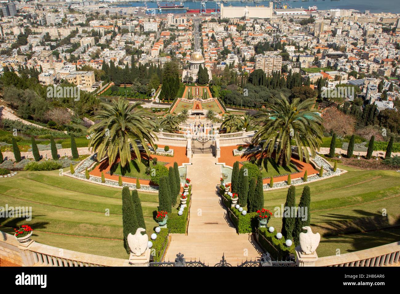 Israël, Haïfa, les jardins du sanctuaire de Bahai.Le centre-ville de Haïfa, le port et la baie en arrière-plan Banque D'Images