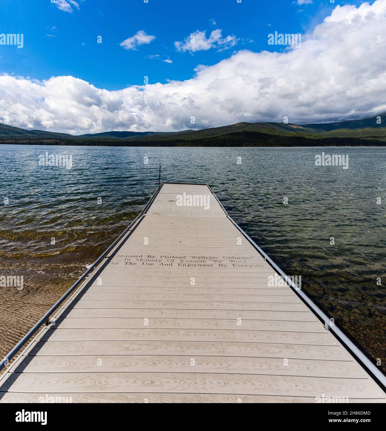 Jetée de pêche qui s'étend sur Alpine Lake, parc national du lac Mary Ronan, Montana, États-Unis Banque D'Images