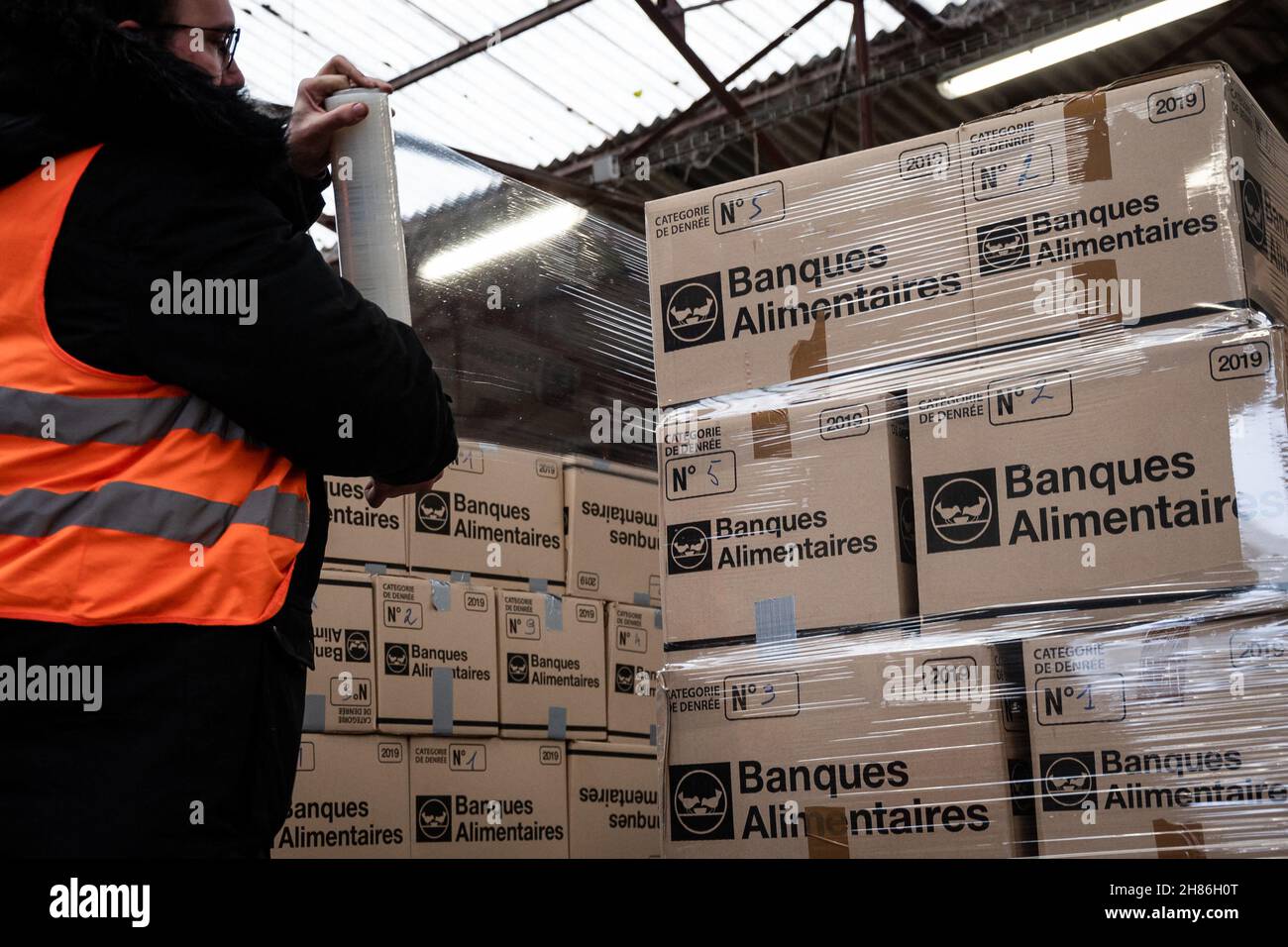 Les volontaires des banques alimentaires organisent des articles le 27 novembre 2021 à Paris, France.Les stocks sont à leur plus bas niveau et les 79 banques alimentaires, une sorte de grossiste qui fournit plus de 6,000 associations d'aide locale, comptent sur les trois jours de collecte organisés du 26 au 28 novembre pour réapprovisionner leurs étagères.Comme au début de chaque hiver, ils demandent aux clients de 9,000 supermarchés d'acheter et de donner de la nourriture.Photo de Mylène Deroche/ABACAPRESS.COM Banque D'Images