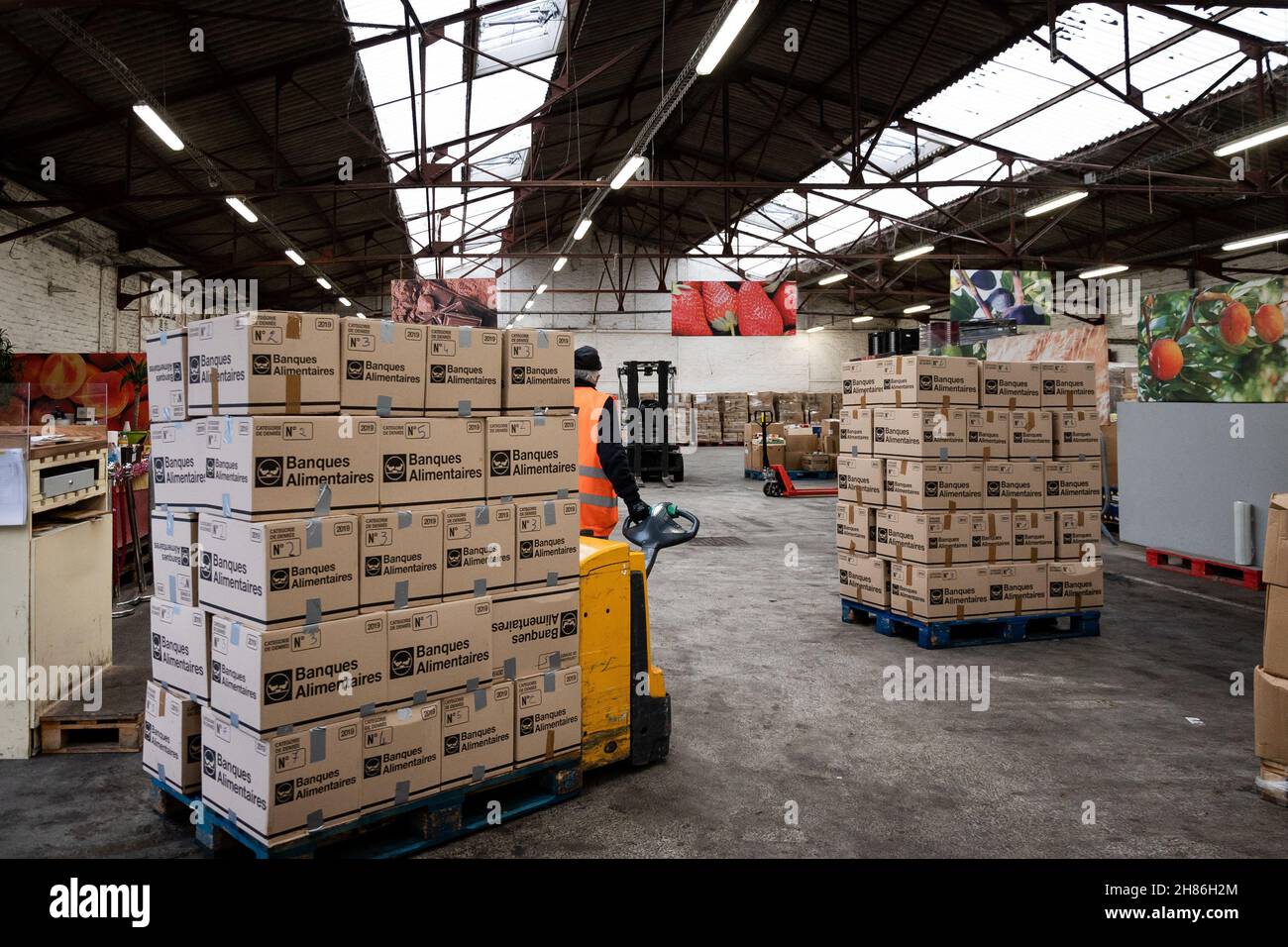 Les volontaires des banques alimentaires organisent des articles le 27 novembre 2021 à Paris, France.Les stocks sont à leur plus bas niveau et les 79 banques alimentaires, une sorte de grossiste qui fournit plus de 6,000 associations d'aide locale, comptent sur les trois jours de collecte organisés du 26 au 28 novembre pour réapprovisionner leurs étagères.Comme au début de chaque hiver, ils demandent aux clients de 9,000 supermarchés d'acheter et de donner de la nourriture.Photo de Mylène Deroche/ABACAPRESS.COM Banque D'Images