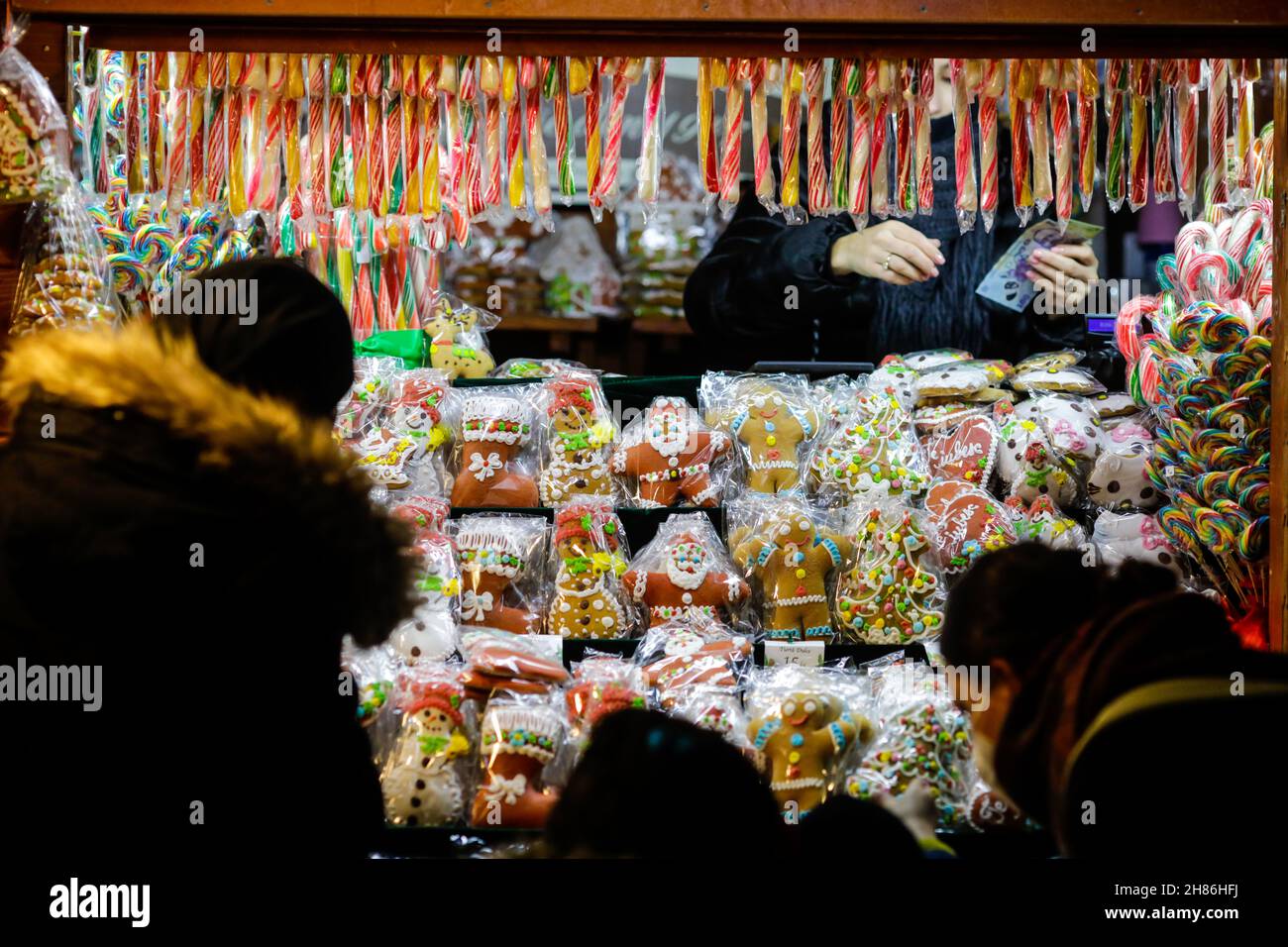Bucarest, Roumanie - 26 novembre, 2021: Détails avec divers bonbons de Noël à une foire de Noël. Banque D'Images