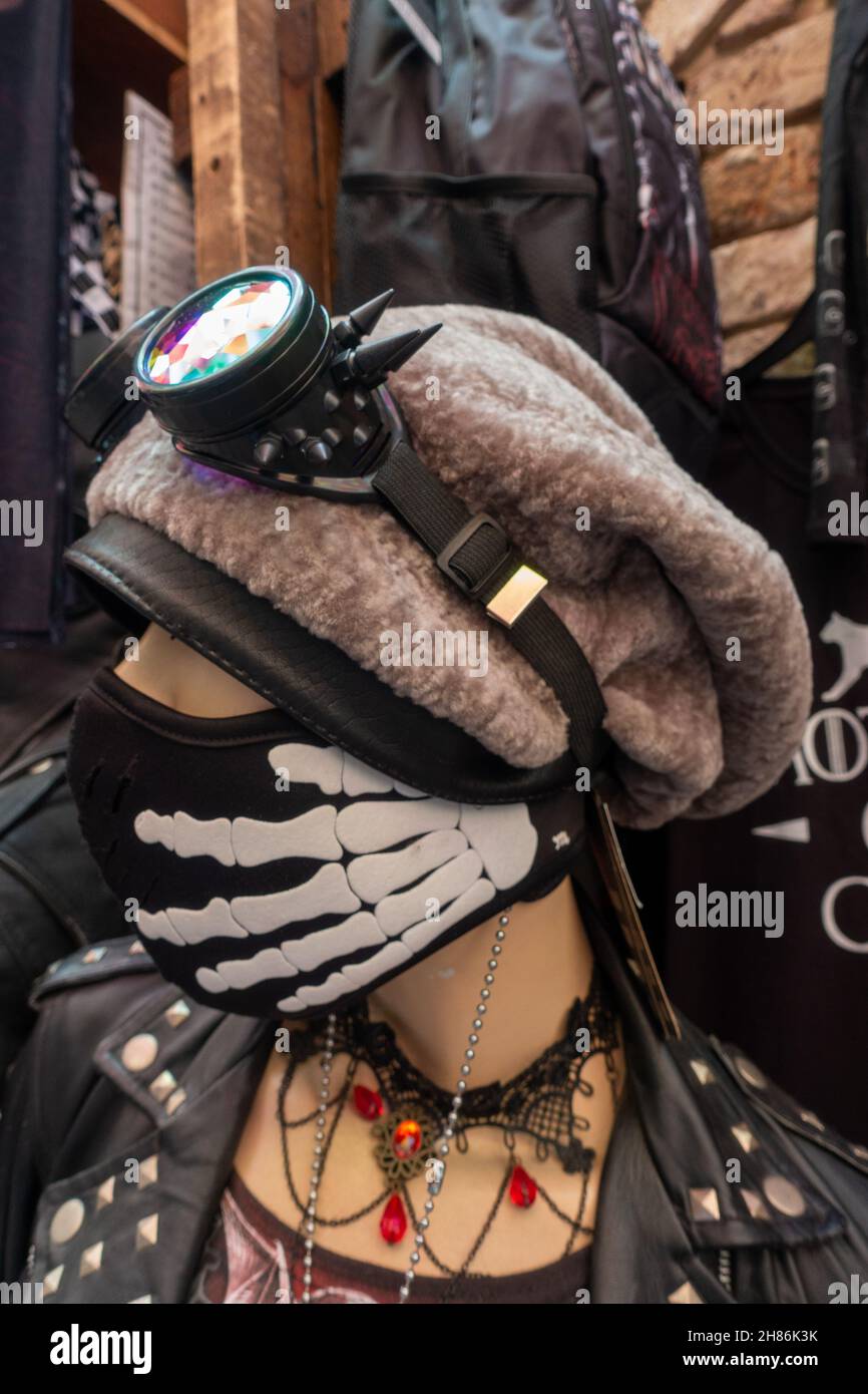 Tenue Steam-Punk sur mannequin, lunettes, masque pour les mains squelette, Banque D'Images