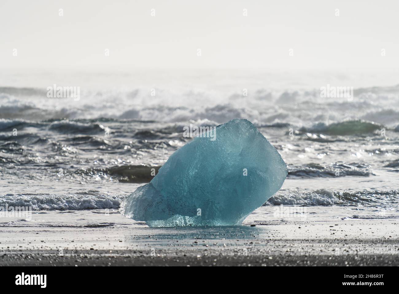 Pittoresque iceberg sur la plage de Diamond, près de la lagune de Jokulsarlon Banque D'Images