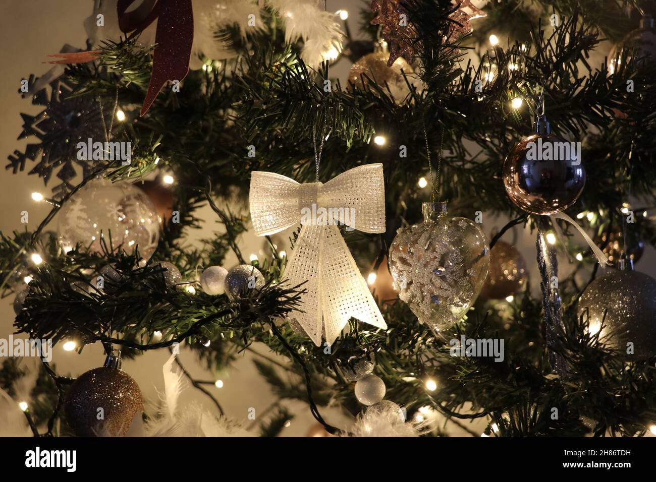 sapin de noël décoré avec noeud blanc, boules et lumières Photo Stock -  Alamy