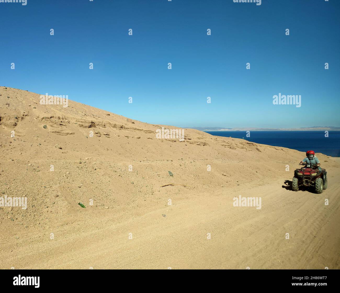 En Égypte, en quad, le désert du Sinaï est entouré de montagnes, de paysages déserts et de la mer Rouge Banque D'Images