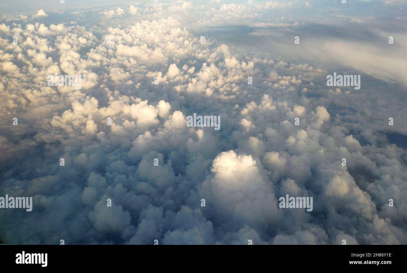 Les nuages comme ils sont vus de l'avion, le ciel avec des nuages arrière-plan, vol incroyable sur des nuages moelleux Banque D'Images