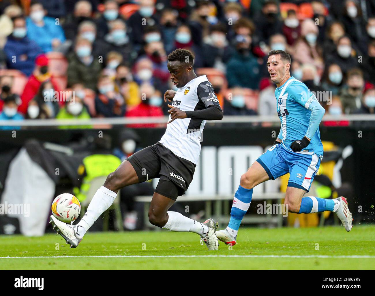 Yunus Musah de Valence et Sergi Guardiola de Rayo Vallecano pendant le championnat d'Espagne la Ligue football match entre Valencia CF et Rayo Vallecano le 27 novembre 2021 au stade Mestalla de Valence, Espagne - photo: Ivan Terton/DPPI/LiveMedia Banque D'Images