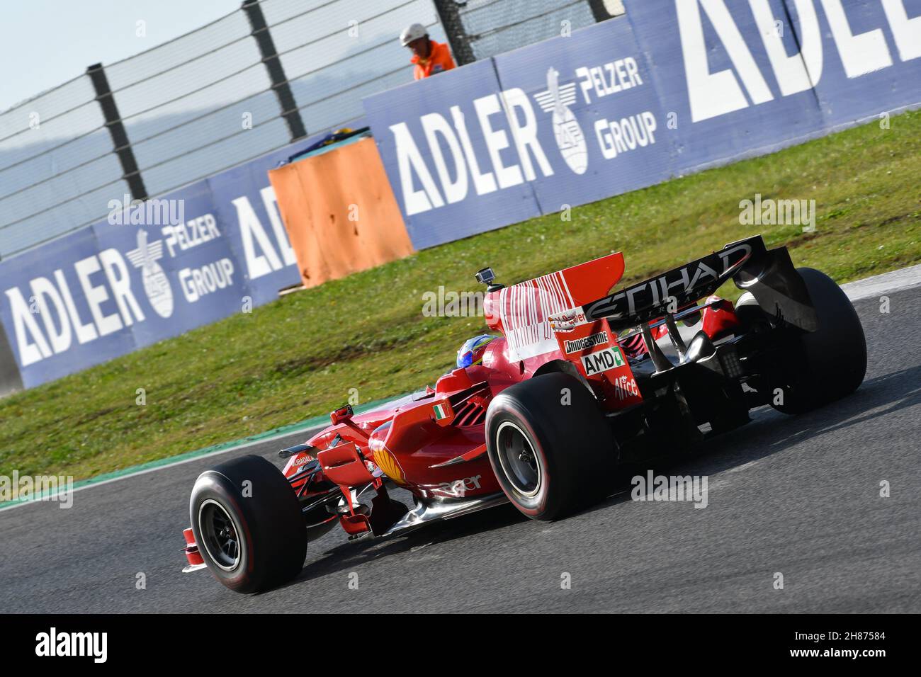 Scarperia, Mugello - 19 novembre 2021: Ferrari F1 F2008 année 2008 ex Kimi Raikkonen en action au circuit Mugello lors des finales du monde Ferrari 2021 Banque D'Images