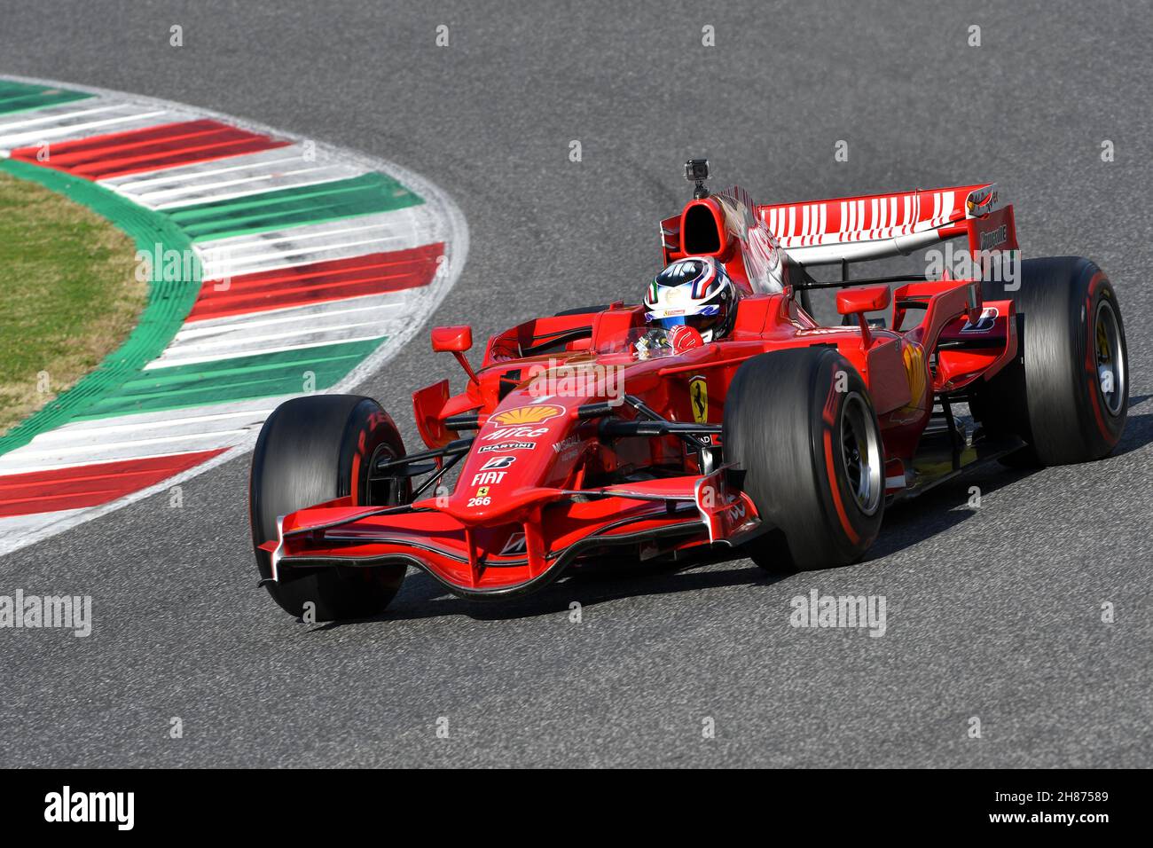 Scarperia, Mugello - 19 novembre 2021: Ferrari F1 F2008 année 2008 ex Kimi Raikkonen en action au circuit Mugello lors des finales du monde Ferrari 2021 Banque D'Images