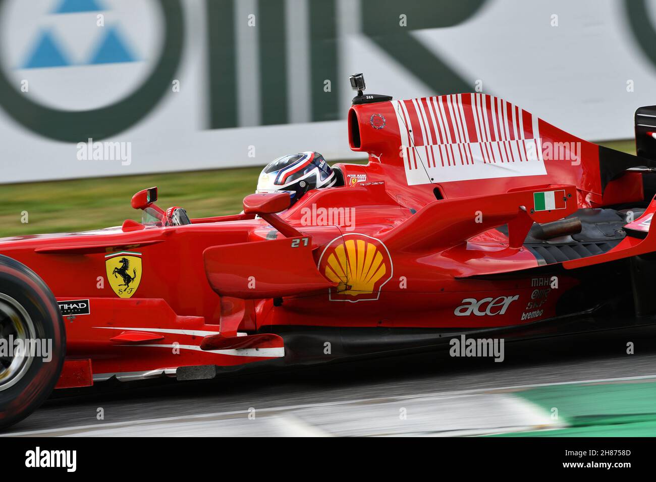Scarperia, Mugello - 19 novembre 2021: Ferrari F1 F2008 année 2008 ex Kimi Raikkonen en action au circuit Mugello lors des finales du monde Ferrari 2021 Banque D'Images