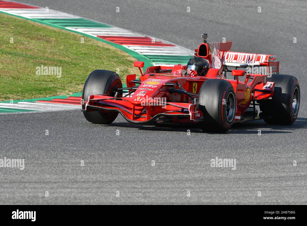 Scarperia, Mugello - 19 novembre 2021: Ferrari F1 F2008 année 2008 ex Kimi Raikkonen en action au circuit Mugello lors des finales du monde Ferrari 2021 Banque D'Images