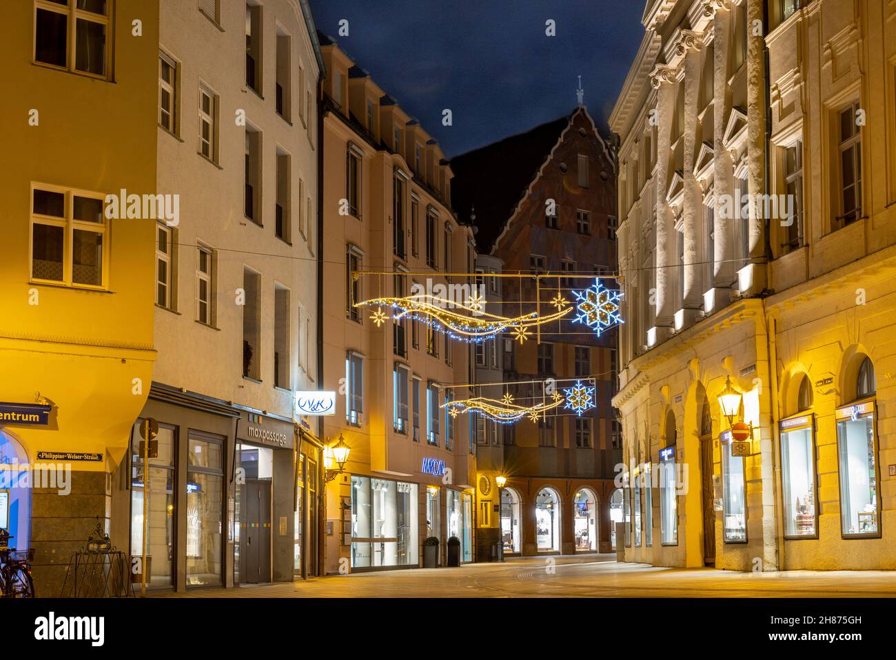 Augsbourg, Allemagne - 27 novembre 2021 : les rues de la vieille ville d'Augsbourg, en Bavière, sont décorées pour les fêtes de fin d'année.Les lumières de Noël sont installées au-dessus de la rade Banque D'Images