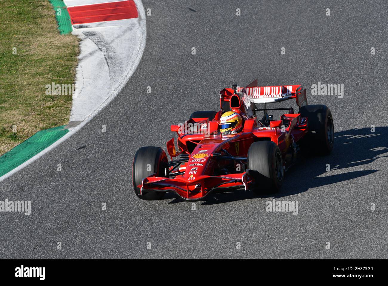 Scarperia, Mugello - 19 novembre 2021: Ferrari F1 F2008 année 2008 ex Kimi Raikkonen en action au circuit Mugello lors des finales du monde Ferrari 2021 Banque D'Images