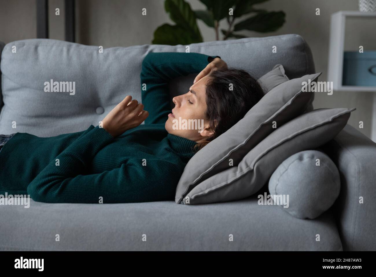 Femme millénaire inquiète, couchée dans le dos, incapable de s'endormir Banque D'Images