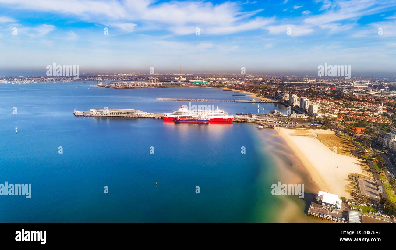 Quai du ferry de Tasmanie dans la baie de Port Phillip, dans la ville de Melbourne, en Australie.Vue panoramique sur les rives et la baie. Banque D'Images