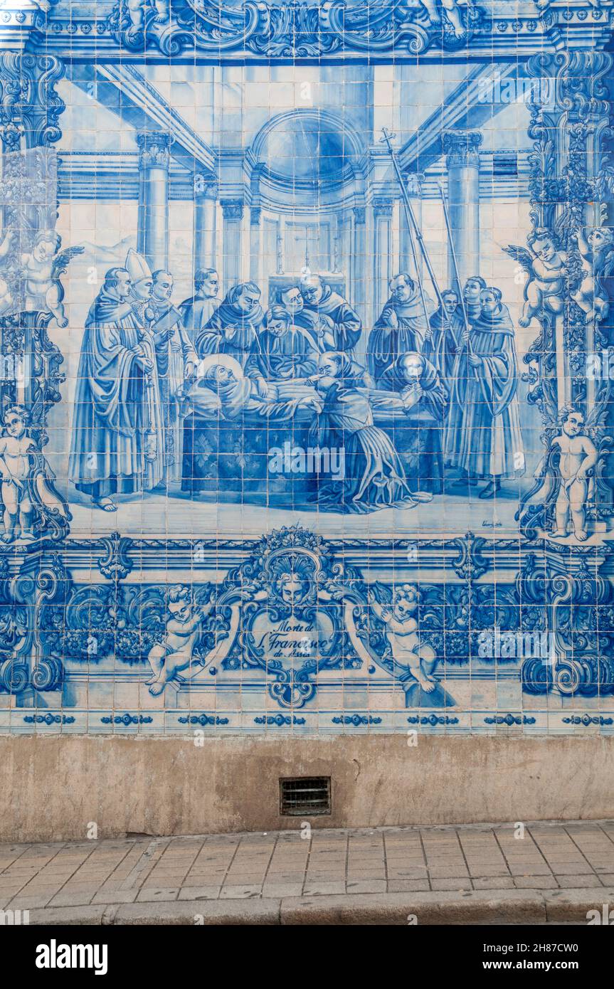 Porto, Portugal. La chapelle Santa Catarina, aka Almas chapelle décorée d'azulejos, le portugais typiques carreaux bleus Banque D'Images