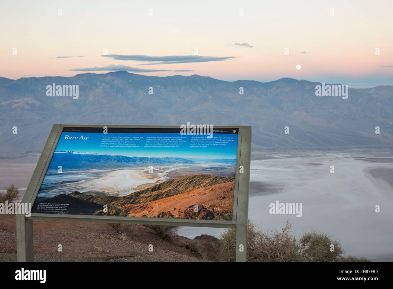 Parc national de Death Valley, Californie, États-Unis.Vue au clair de lune sur Badwater Basin depuis Dante's View, Dawn, panneau d'information en premier plan. Banque D'Images